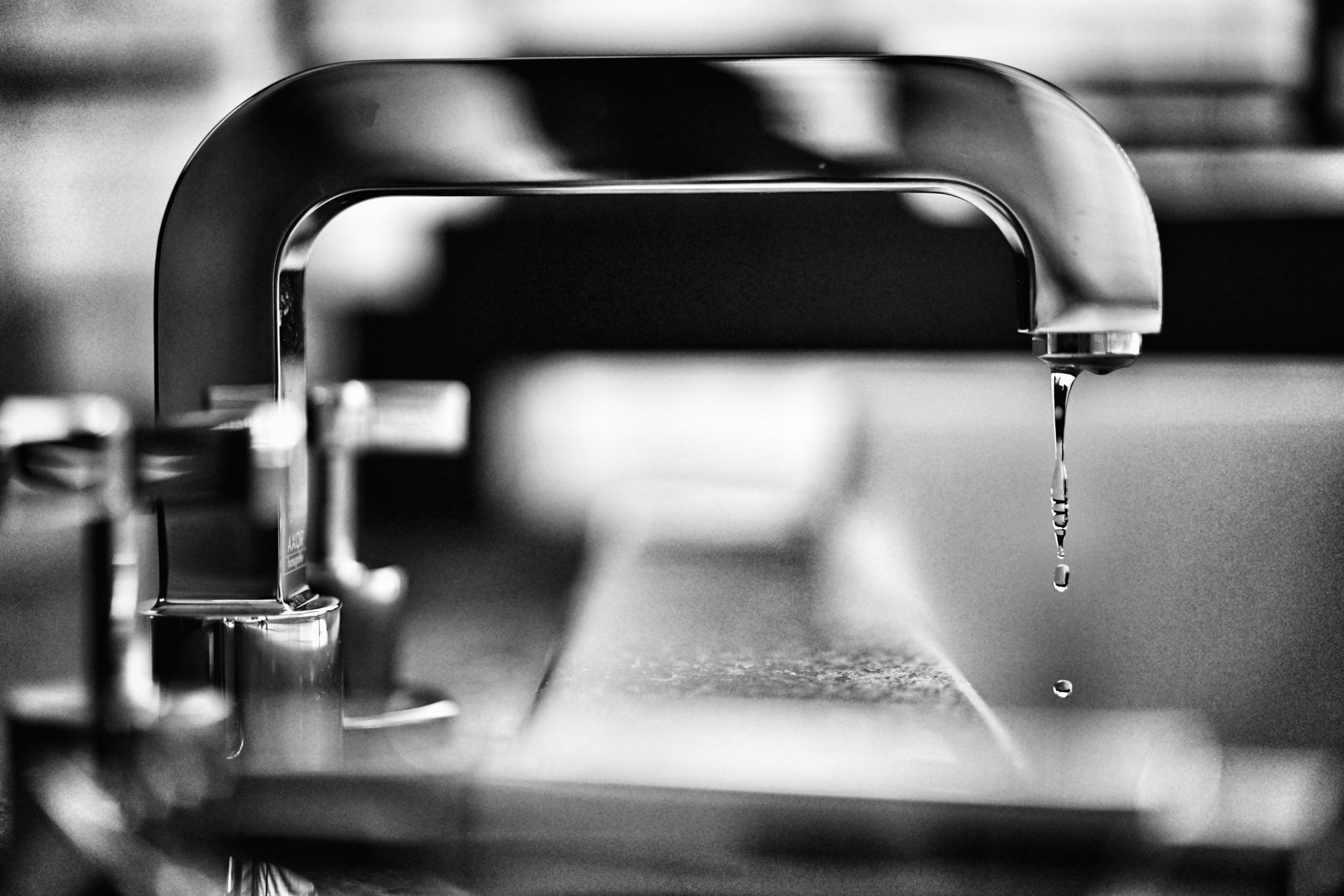 leaky-chrome-faucet-sink leaky-chrome-faucet-sink